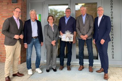 v. l.: Samtgemeindebürgermeister Steffen Gärtner, Bürgermeister Christian Purps, Bürgermeisterin Annette Kammeier, Bürgermeister Eckhard Dittmer, Bürgermeister Jürgen Hövermann, Landrat Jens Böther